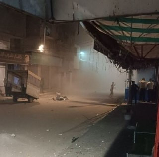 اللحظات الأولى عقب قصف الاحتلال لمنزل في مخيم البريج، وسط قطاع غزة....