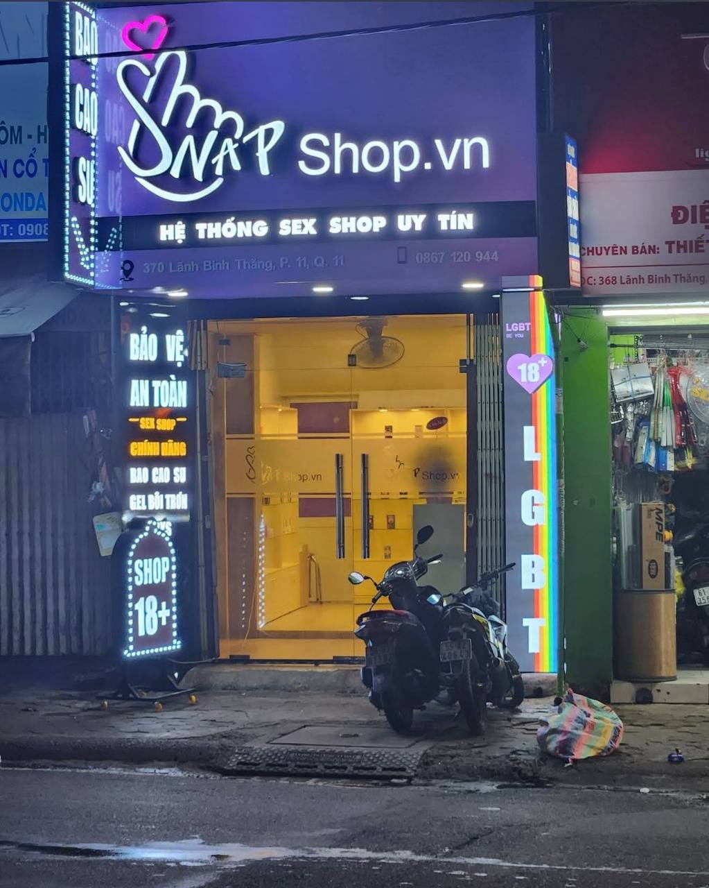 Cửa hàng Snapshop chi nhánh 370 Lãnh Binh Thăng, Phường 11, Quận 11 — bảng hiệu tím Snapshop.vn buổi tối