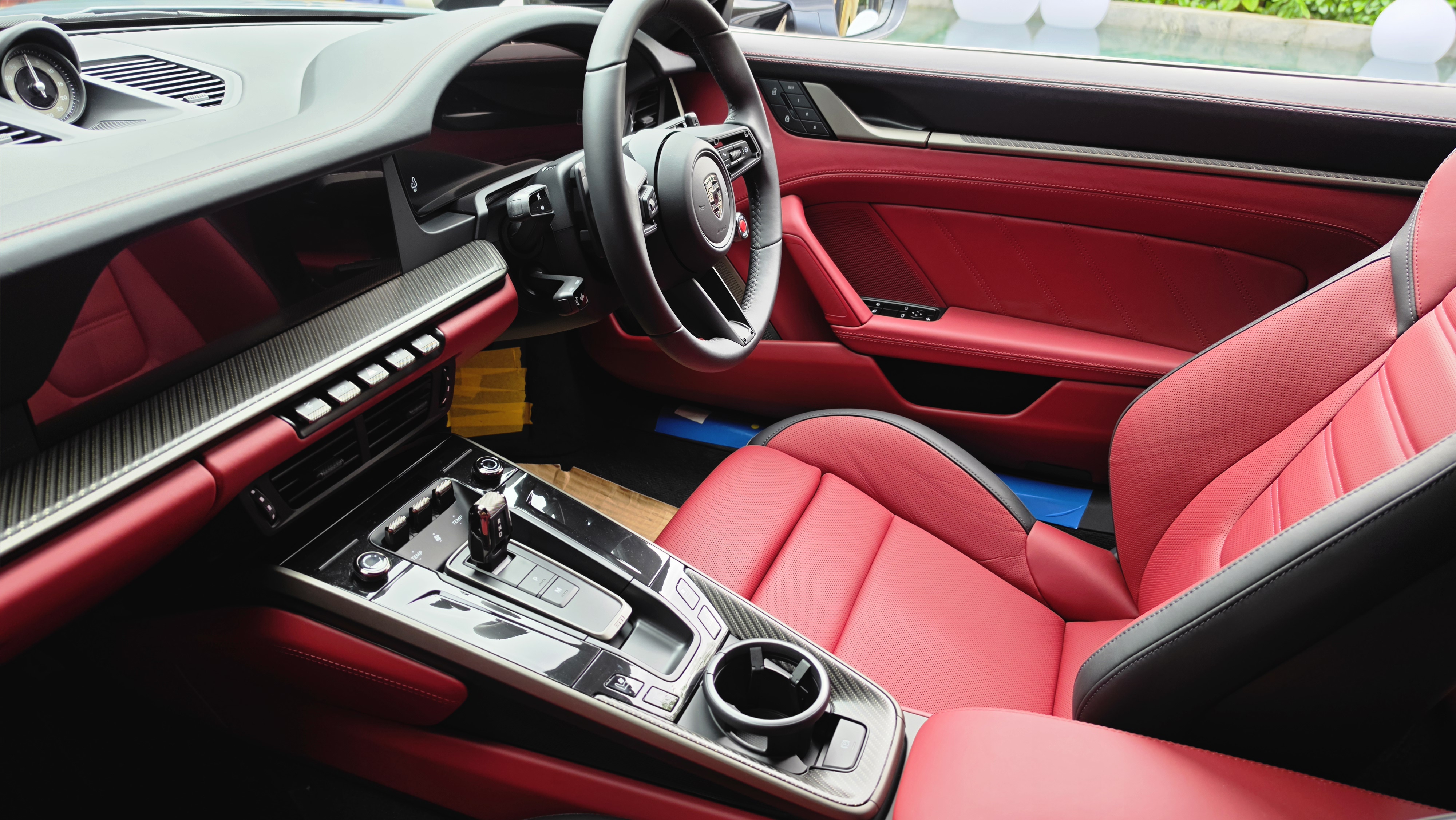 Interior of the Porsche 911 Turbo S showing Turbonite accents