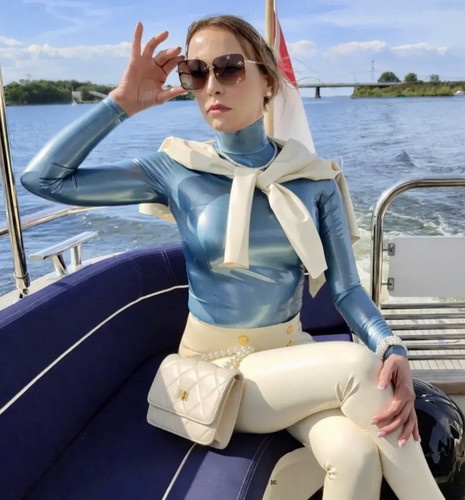 3-janinewellnhammer-latex-latexfashion-latexinpublic-latexonboattrip.jpg