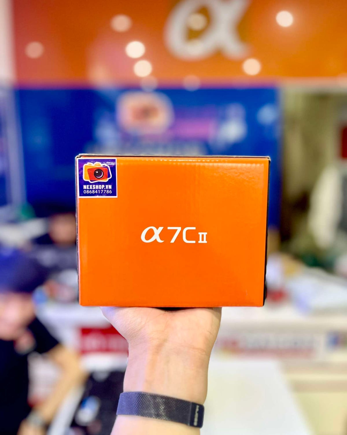 Màn hình lật xoay và các nút điều khiển của Sony A7C II hỗ trợ quay vlog linh hoạt