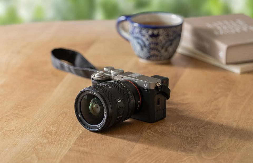 Người dùng quay vlog với Sony A7C II, tận dụng khả năng chống rung và 4K 60fps
