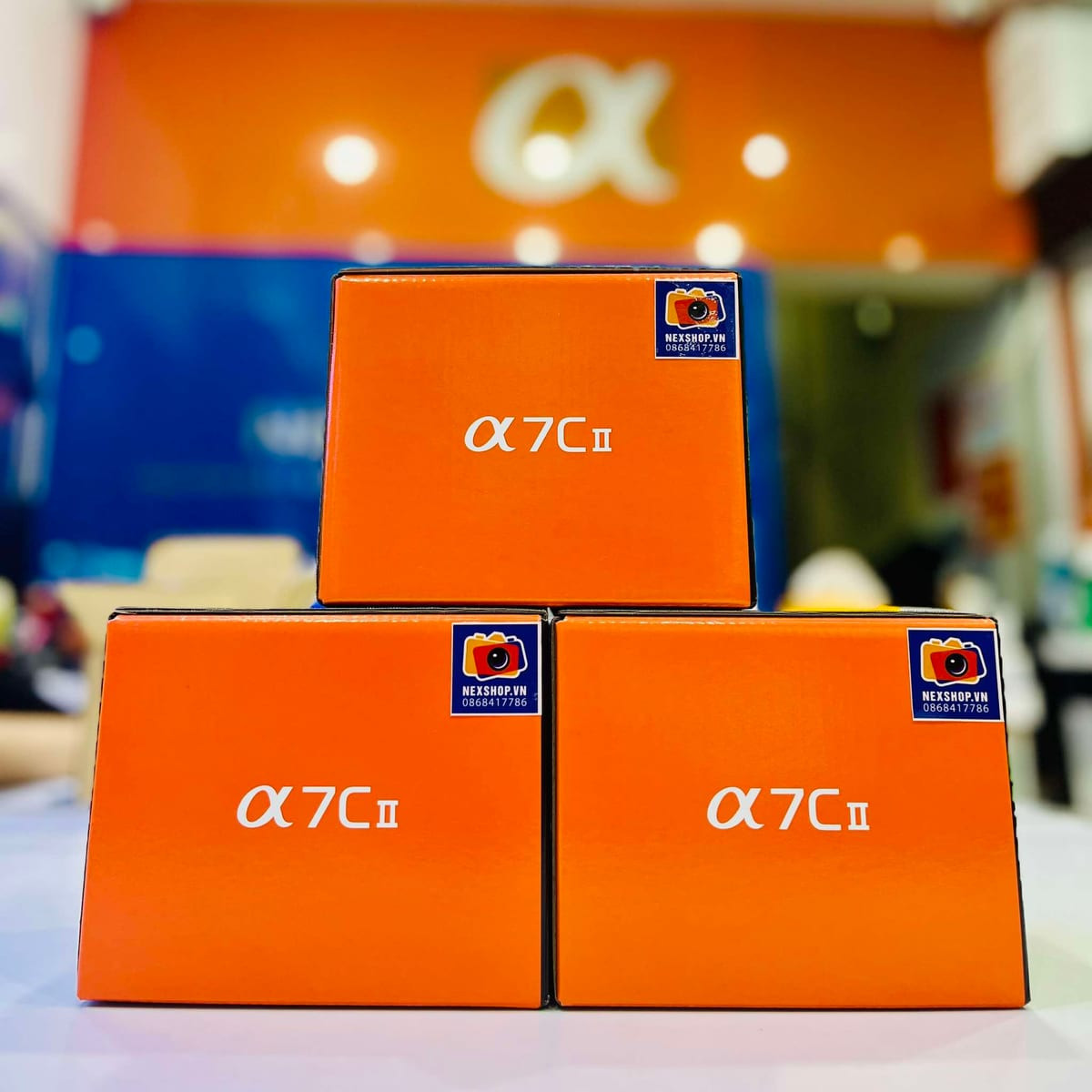Sony A7C II kết hợp với ống kính, thể hiện sự nhỏ gọn tối ưu cho di chuyển