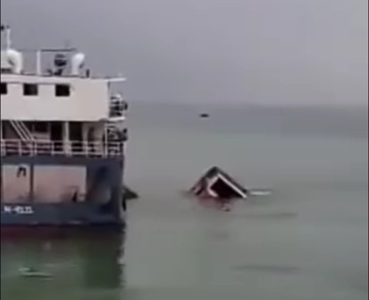 দৌলতদিয়া ফেরিঘাটে পন্টুন থেকে যাত্রীবাহী বাস পদ্মায়,