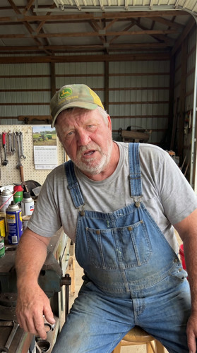 kie states jun3 05 ia corn farmer w up.jpg