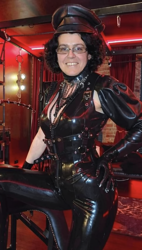 Latexmilf Latex Domina fickbar s3.png