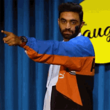 pointing rahul dua.3