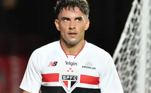 VAI VOLTAR A JOGAR? Enzo Díaz participa de treino com a equipe