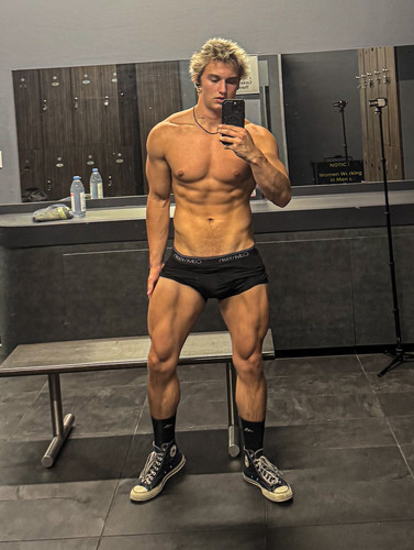hot gavin383.jpg