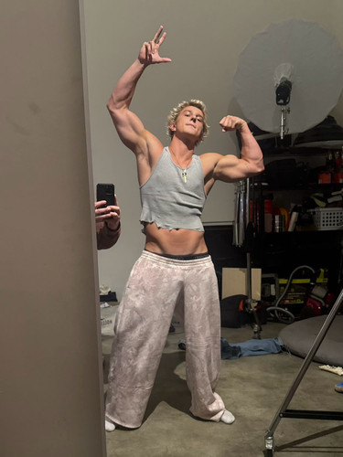 hot gavin411.jpg