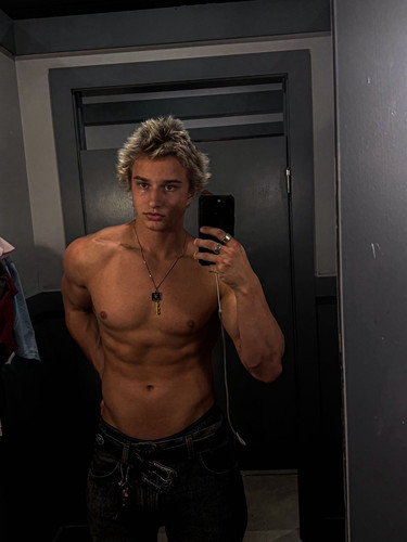 hot gavin479.jpg