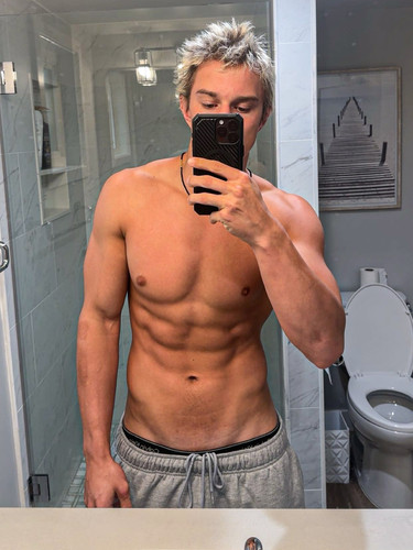 hot gavin230.jpg