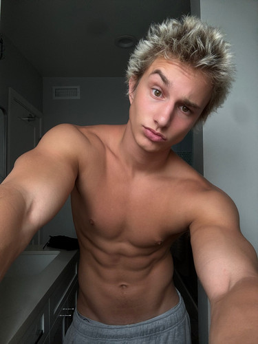 hot gavin292.jpg