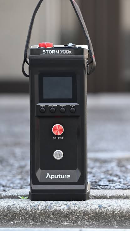 Thiết kế tách rời của đầu đèn và mô-đun nguồn/kiểm soát Aputure STORM 700x giúp tối ưu trọng lượng và tính di động