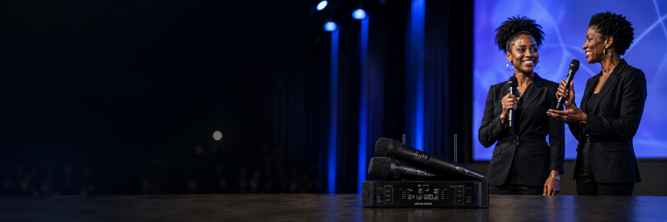Microfone sem fio profissional Armer AW602 HT com dois bast&otilde;es din&acirc;micos em uso durante culto