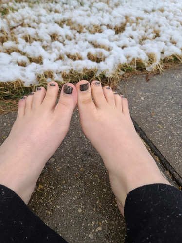 nice cold toes on a cold january day 2f4aj7t1ct.jpg