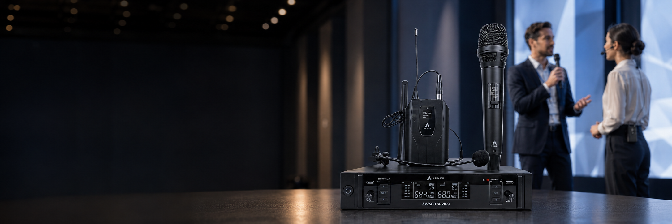 Microfone sem fio profissional Armer AW602 HT-BP com bast&atilde;o e headset em uso durante evento ao vivo