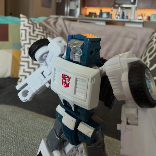 Transformers Age Of The Primes Deluxe Tailgate In Hand Images 08.jpg