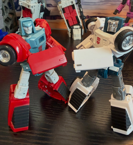 Transformers Age Of The Primes Deluxe Tailgate In Hand Images 04.jpg