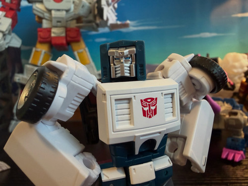 Transformers Age Of The Primes Deluxe Tailgate In Hand Images 01.jpg