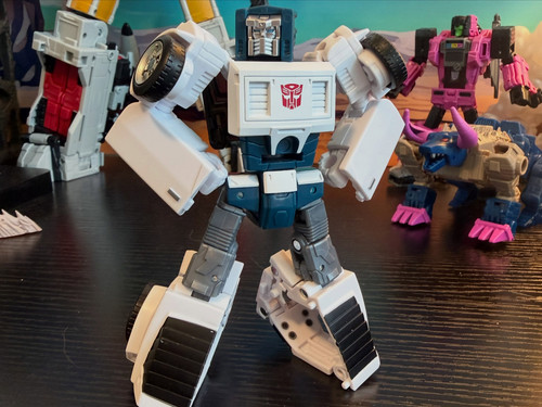Transformers Age Of The Primes Deluxe Tailgate In Hand Images 02.jpg