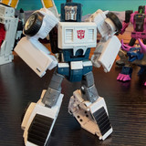 Transformers Age Of The Primes Deluxe Tailgate In Hand Images 02