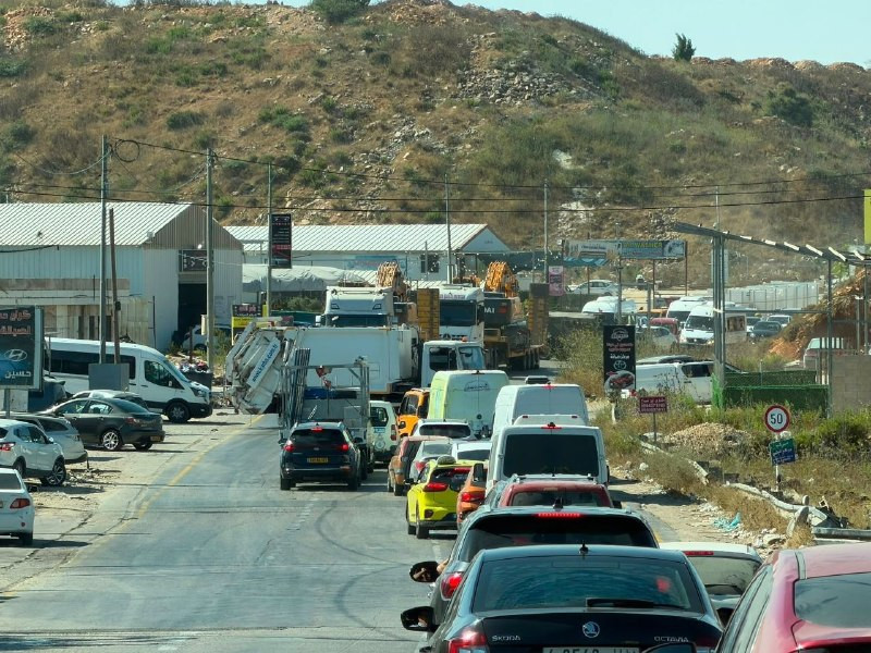 قوات الاحتلال تدفع بتعزيزات عسكرية ترافقها جرافات من بوابة الجدار الشرقية في بلدة قلنديا شمال القدس المحتلة، مرورًا بمفترق رافات....