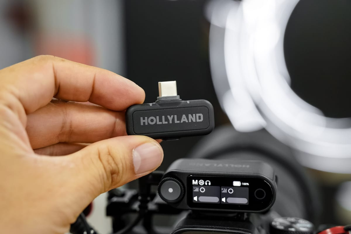 Người dùng đang đeo tai nghe giám sát không dây OWS của Hollyland LARK MAX 2, theo dõi âm thanh trong quá trình quay.