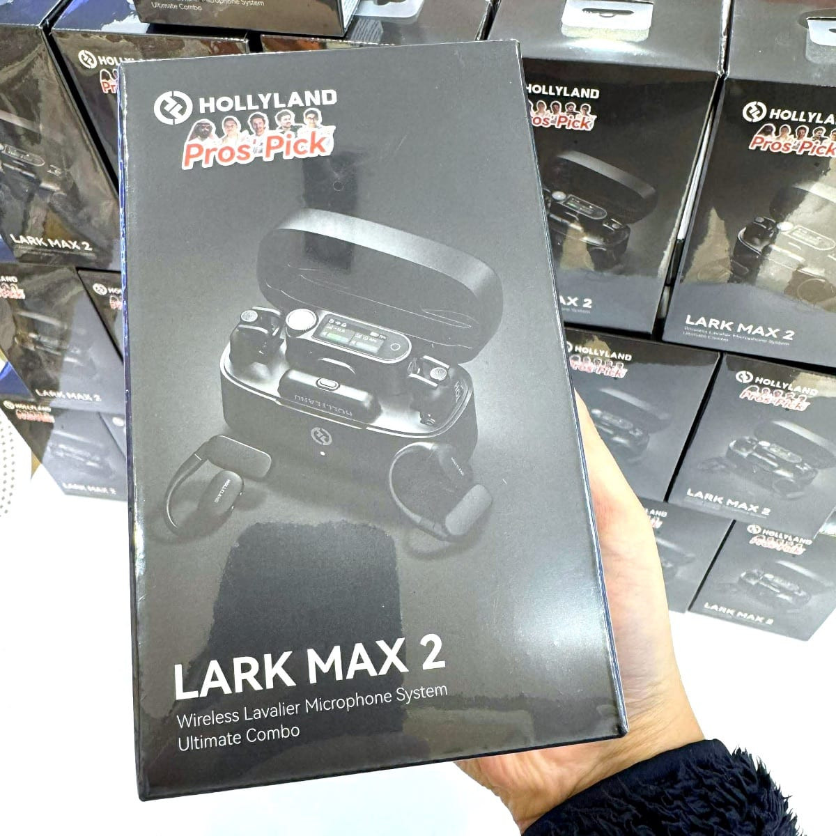 Thiết bị phát Hollyland LARK MAX 2 gắn trên áo bằng kẹp từ tính, thể hiện sự nhỏ gọn và linh hoạt.
