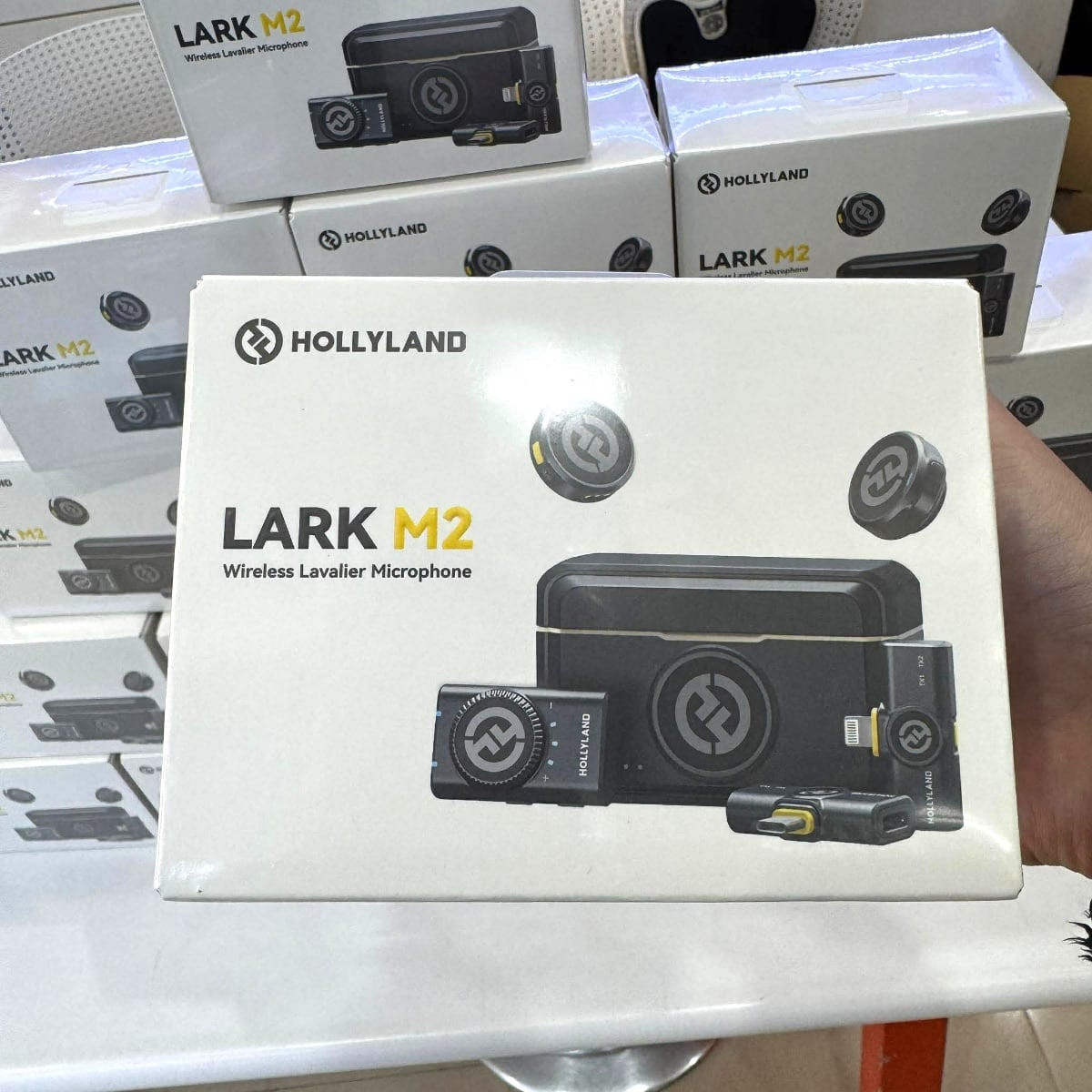 Bộ sản phẩm Hollyland LARK MAX 2 Ultimate Combo được sắp xếp gọn gàng trong hộp sạc và các phụ kiện.