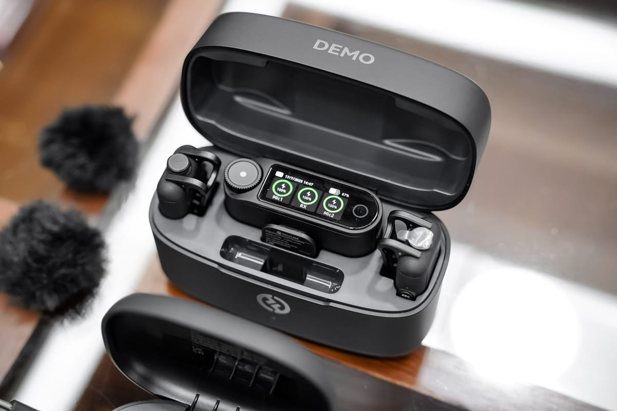 Hệ thống thu âm không dây Hollyland LARK MAX 2 với receiver chính cắm vào máy ảnh và receiver USB-C nhỏ gọn.
