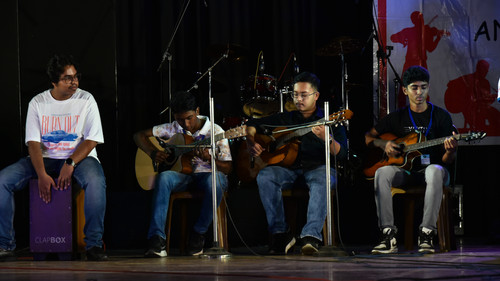 Learn to Play the Guitar Online Best at Guitar Schools or Academy with Tuition from Teachers, Tutors.jpg