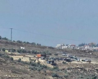 صورة | تجمعات للمستوطنين في البؤرة الاستيطانية الجديدة المقامة على أراضي ما بين قريتي بورين ومادما بنابلس...