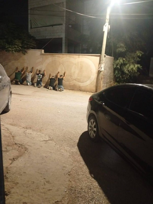 جيش الاحتلال يحتجز شبانًا وينكل بهم خلال اقتحام قرية الجلمة شمال جنين....
