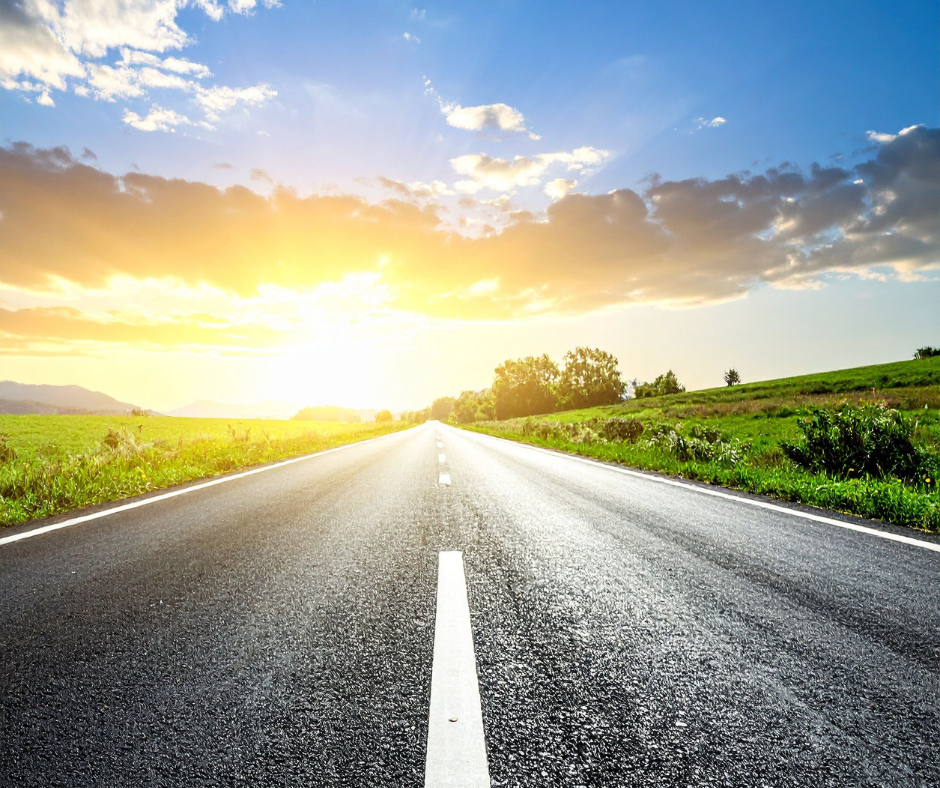 Un chemin qui s'ouvre vers un lever de soleil