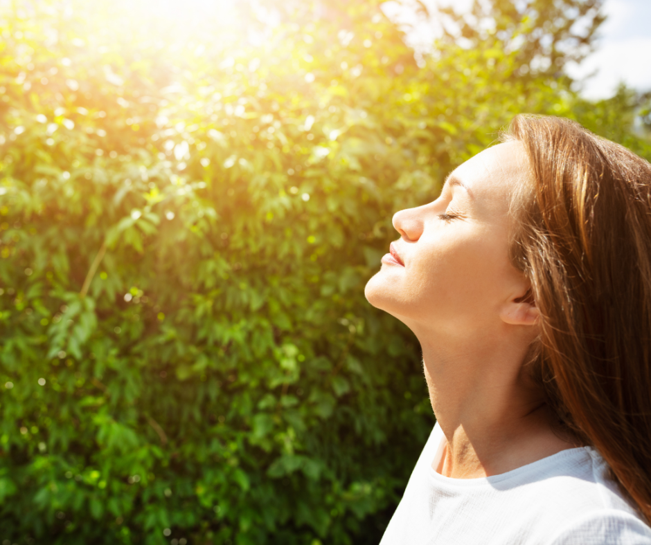 Femme qui respire profondément en pleine nature