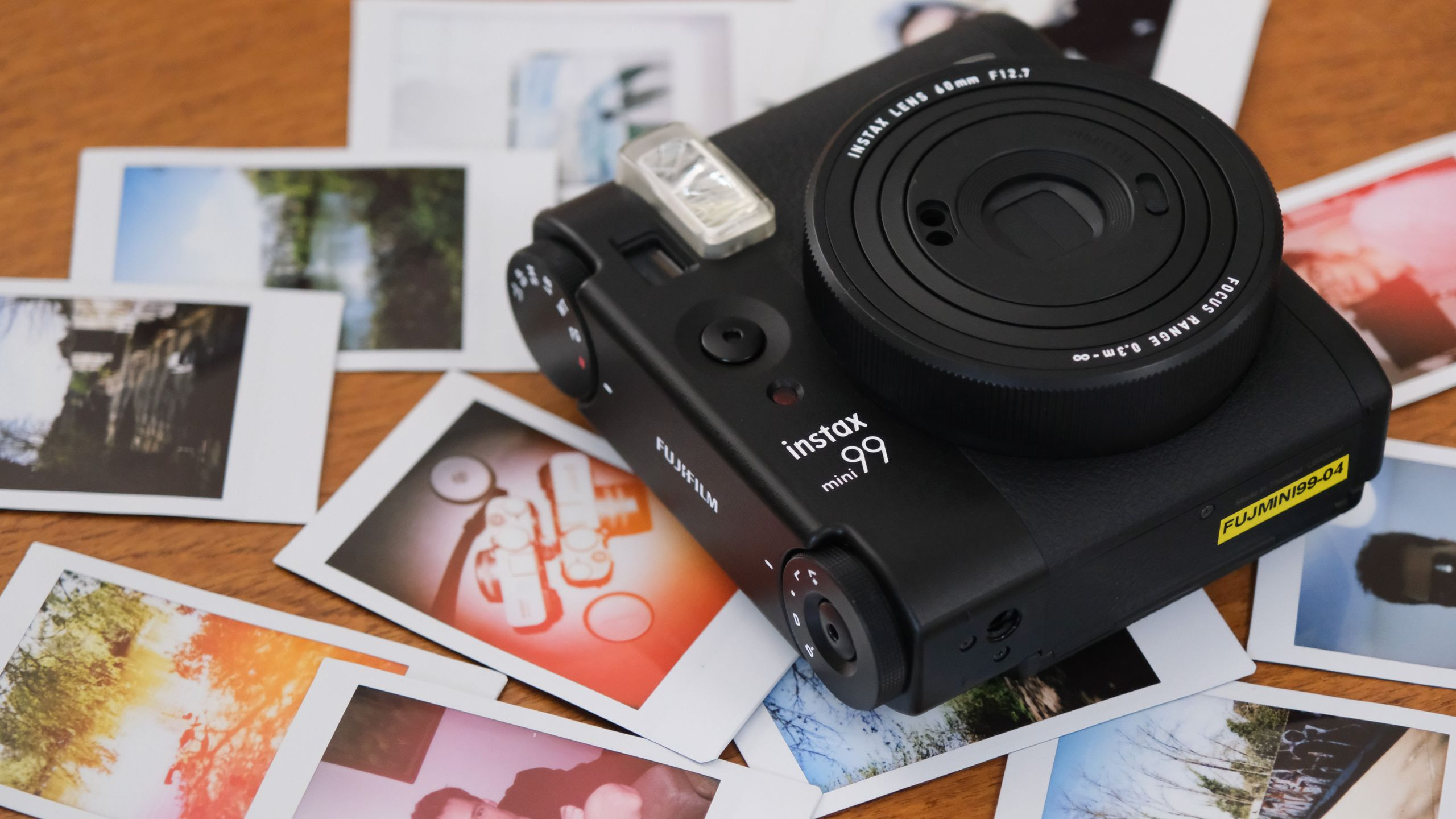 Xu Hướng Nhiếp Ảnh Analog: Fujifilm Instax và Sức Hút Của 'Sống
