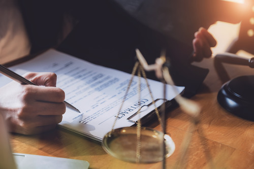 law concept, lawyer woman hoding pen with contract or agreement document to customer for signing in .jpg