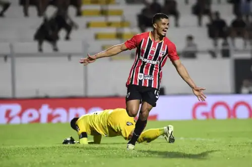 NOVO DONO DA POSIÇÃO?! Lateral convence Dorival e atinge sequência de 10 jogos como titular 