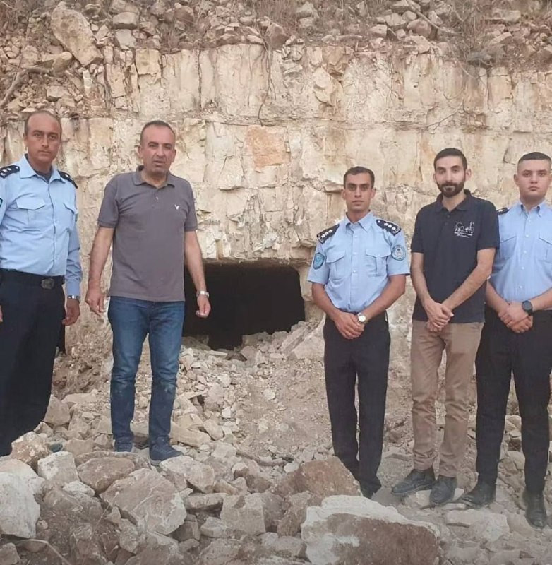 العثور على مقبرة أثرية في بلدة بيرزيت حيث باشرت وزارة السياحة والآثار، بالتعاون مع شرطة السياحة والآثار، أعمال الفحص والمعاينة والتنقيب في الموقع، بهد...