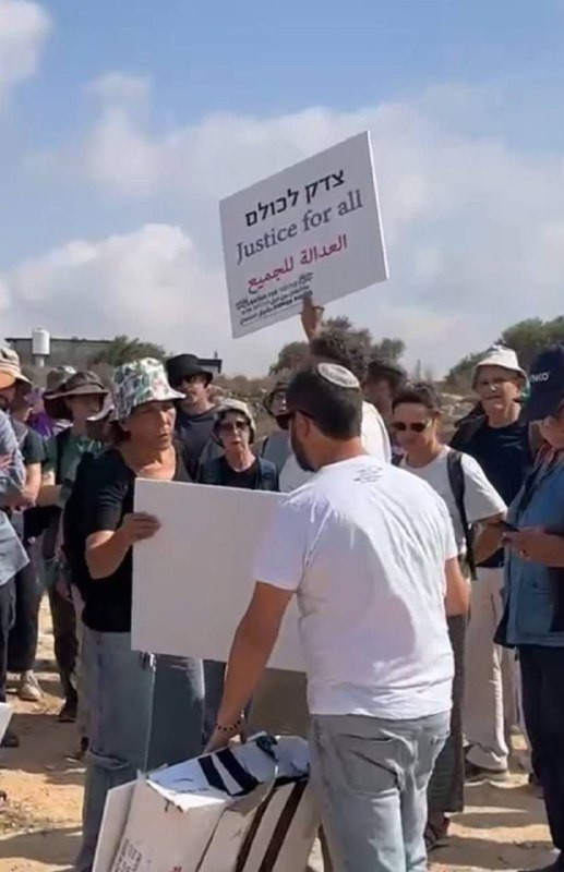 متضامنون أجانب وإسرائيليون من حركة السلام الآن يتجهون نحو المنازل المحاصرة من المستوطنين في منطقة رأس العين ببلدة قصرة جنوب نابلس....
