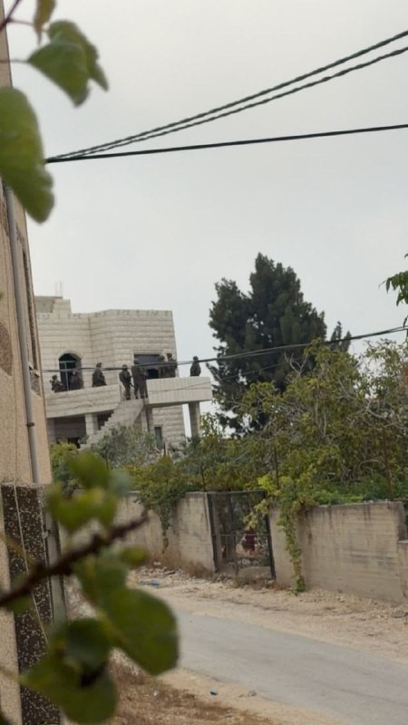 صورة| من قيام قوات الاحتلال بتحويل منزل إلى ثكنة عسكرية في قرية تل جنوب غرب نابلس...