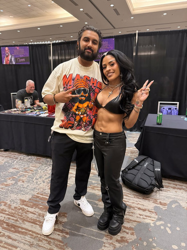 the homie and realest @theatrinidad! 🖤#ZelinaVega #TheaTrinidad #Wrestlecon #Xelina.jpg