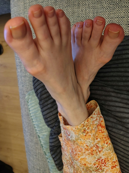 little pink toes just relaxing by littlepinktoes dmlg4ph
