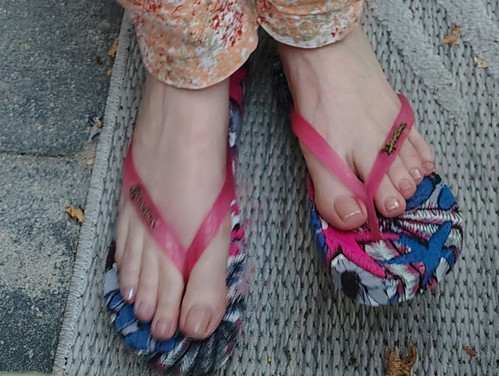 little pink toes slipping out of flip flops by littlepinktoes dmmmdbi