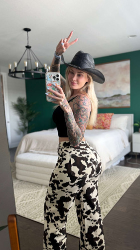 lauraluxirl 2026 08 10T22 16 49.jpg