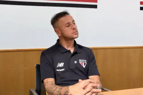 Rafinha é denunciado pelo STJD após polênica com árbitro