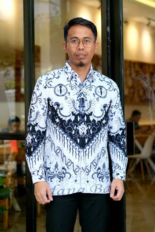 gemini image 2 sesuaikan fot ini masukkan bagian wajah gambar yang mengenakan jas hitam ke foto 1.jpg