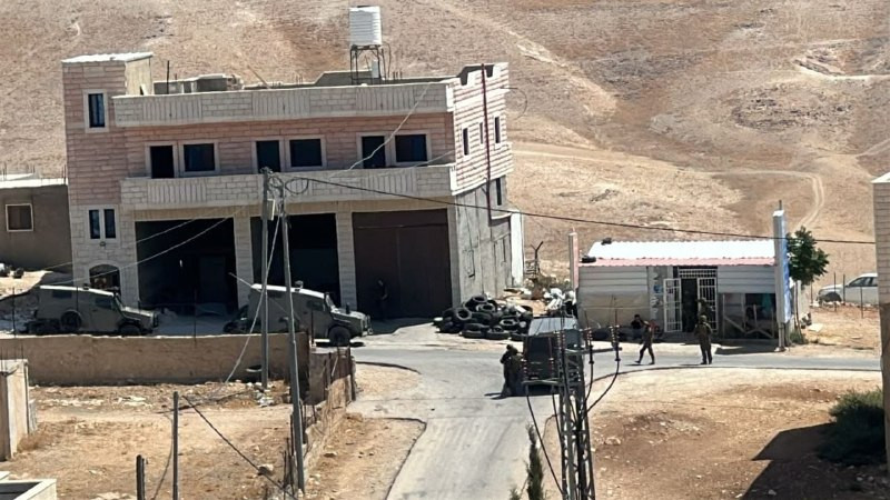صورة| يواصل جيش الاحتلال إغلاق قرية الرشايدة شرق بيت لحم ومنع المواطنين من التنقل أو فتح محلاتهم التجارية، كما أغلق عيادة طبية وصيدلية بحجة تقديم أحد ...