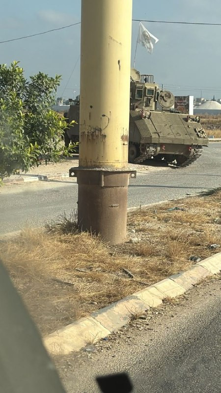 مدرعات لجيش الاحتلال على مدخل بلدة عرانة شمال شرق مدينة جنين...